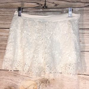 ✔️🌵 Super cute white lacy shorts size m